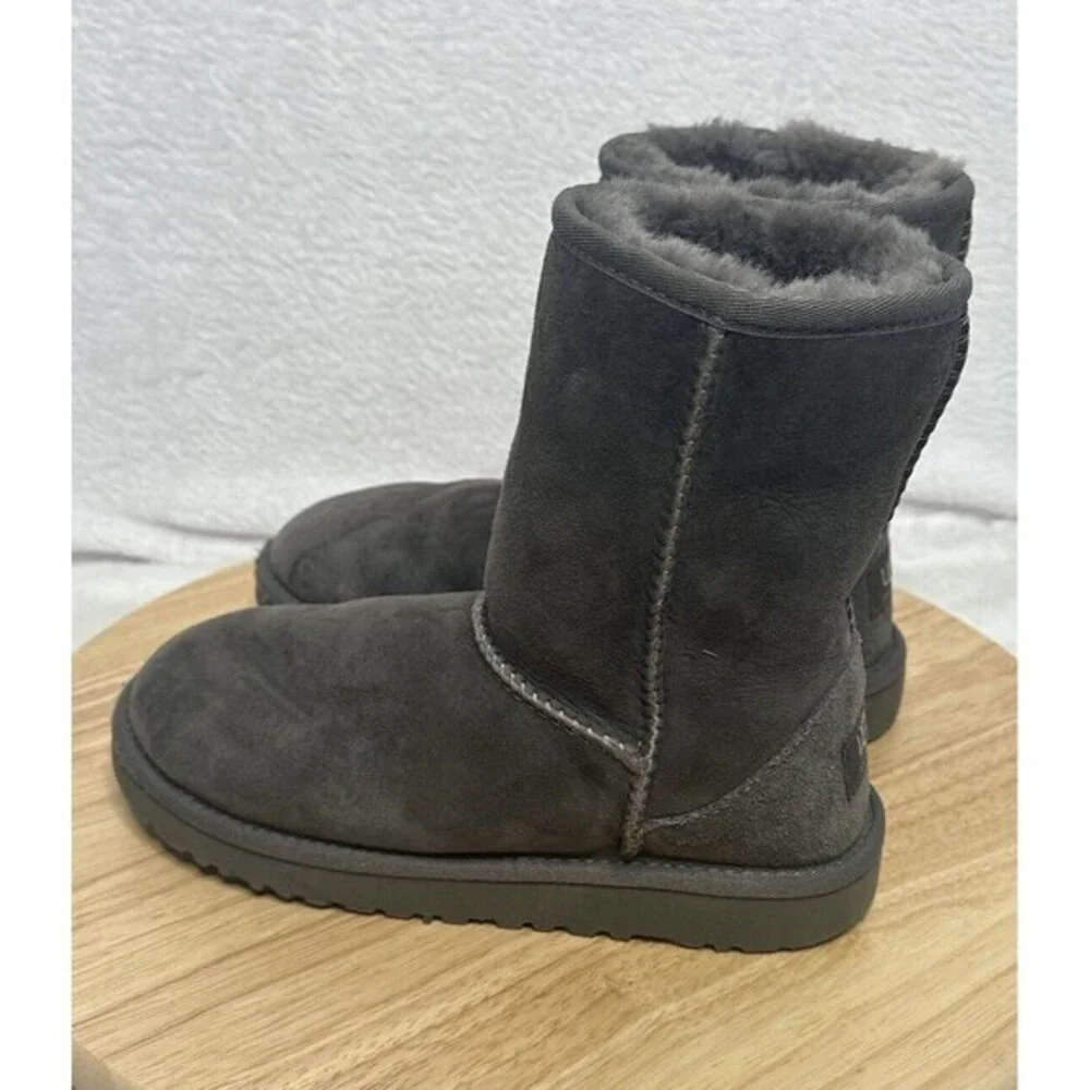 UGG Women’s Sz 3Sheepskin Leather Suede‎ Classic Mid-Calf Boots